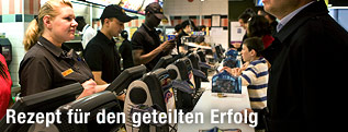 Angestellte nehmen in einem Fast-Food-Restaurant Bestellungen auf