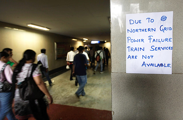 Handgeschriebener Informationszettel über den Stromausfall außerhalb einer U-Bahn-Station 