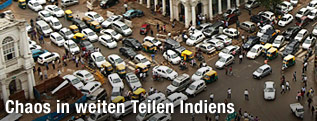 Verkehrschaos auf einer indischen Kreuzung