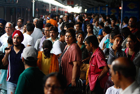 © AP/Rajesh Kumar Singh Hunderte Leute warten auf dem Bahnsteig