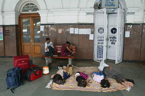 © APA/EPA/Raminder Pal Singh Kinder schlafen auf einer Decke am Boden