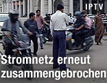 Inder warten am Bahnsteig