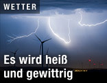 Gewitterwolken und Blitze