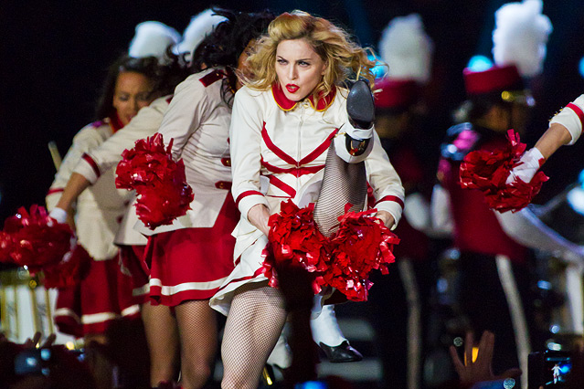 © ORF.at/Dominique Hammer Madonna mit Tänzern in einer Cheerleader Uniform