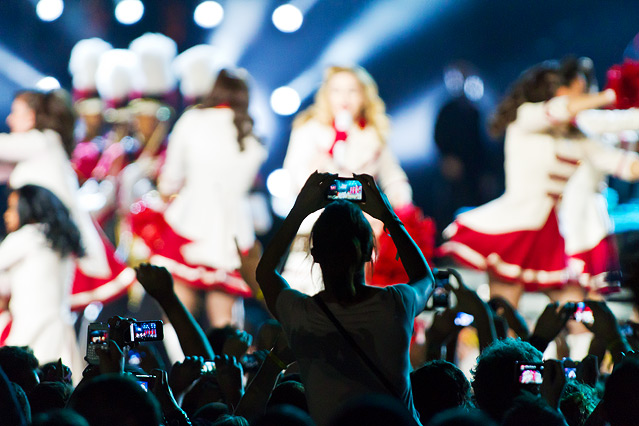 © ORF.at/Dominique Hammer Madonna mit Tänzern in einer Cheerleader Uniform