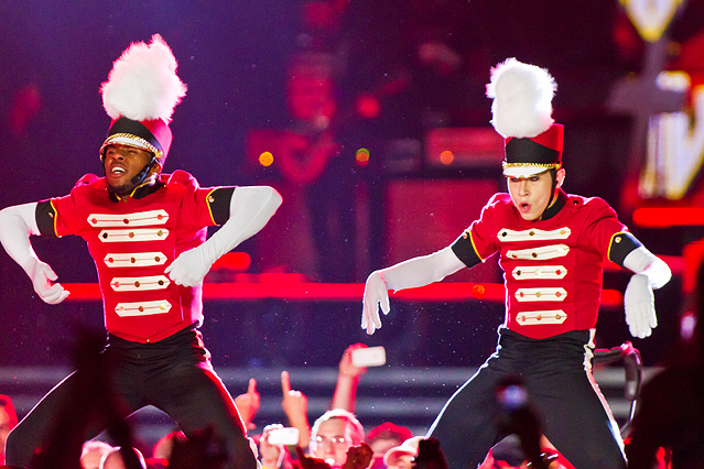 © ORF.at/Dominique Hammer Madonna mit Tänzern in einer Cheerleader Uniform