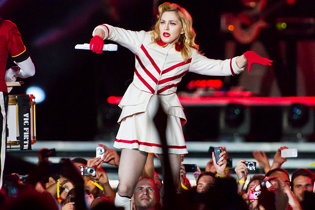 © ORF.at/Dominique Hammer Madonna mit Tänzern in einer Cheerleader Uniform