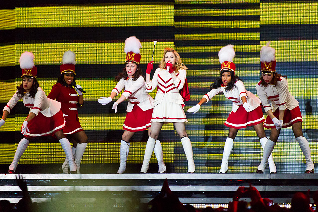 © ORF.at/Dominique Hammer Madonna mit Tänzern in einer Cheerleader Uniform