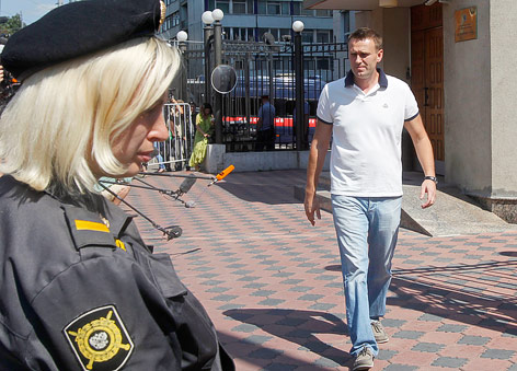 © AP/Misha Japaridze Russischer Blogger Alexej Nawalny vor dem Gebäude der Untersuchungsbehörder