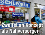 Radfahrer vor Schleckerfiliale