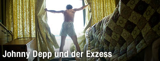 Johnny Depp sitzt vor einer Schreibmaschine