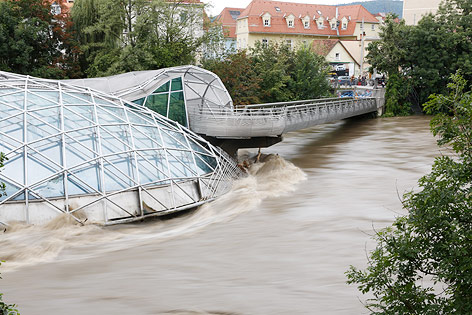 © APA/Markus Leodolter Die Murinsel in Graz, die wegen Überschwemmungen gesperrt werden musste