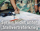 Militärs vor Landkarte