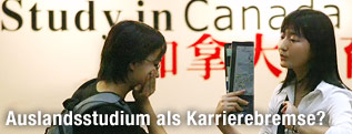 Chinesische Studentinnen bei einer Studiumberatungsmesse