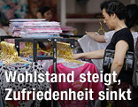 Frau geht in Peking shoppen