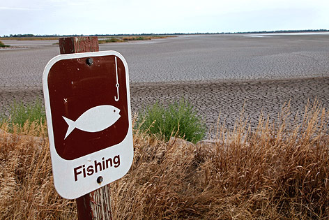 © Reuters/Jeff Tuttle Schild mit der Aufschrift "Fishing" neben einem ausgetrockneten See
