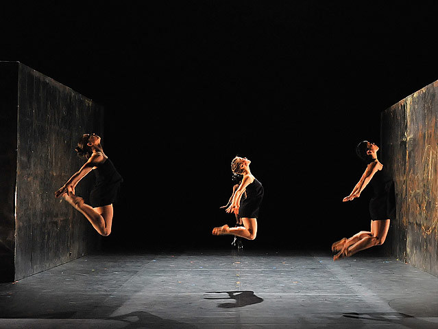 © JC Carbonne Ballett Preljocaj am Edinburgh International Festival 2012