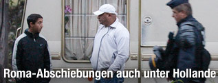 Polizist in einem Roma-Lager