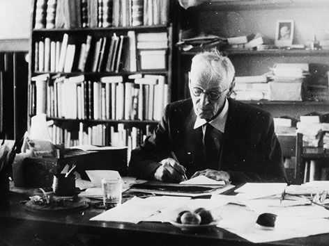 © picturedesk.com/akg-images Hermann Hesse an seinem Schreibtisch