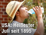 Mann trinkt aus Wasserflasche