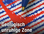 Kugelschreiber zeigt auf Seismographen-Ausdruck