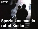 Mann trägt Kind Treppen hoch