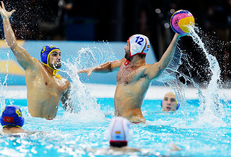 © AP/Sergio Moraes Der Spanier Javier Garcia Gadea gegen Vjekoslav Paskovic (Montenegro) im Wasserball-Viertelfinale