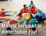 Menschen flüchten sich in ein Rettungsboot