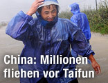 Chinesische Bauern stehen im Regen