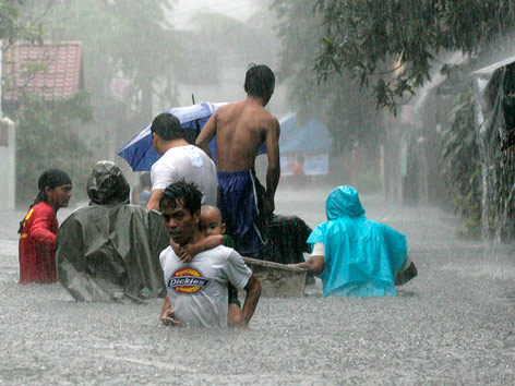 © Reuters Menschen auf überfluteter Straße in Manila