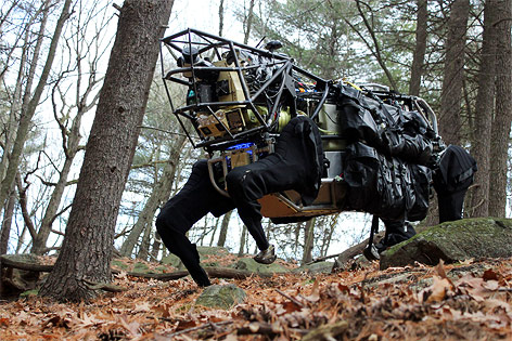 Roboter in Form eines Hundes geht durch den Wald