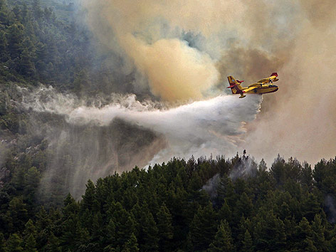 © APA/EPA Löschflugzeug in der Nähe vom Berg Athos