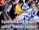 Menschen auf einer Spielemesse