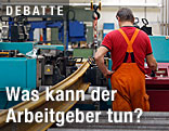 Arbeiter an einer Maschine