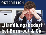 Ein Mann sitzt an einem Schreibtisch