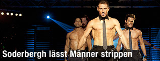 Stripper Tito (Adam Rodriguez), Tarzan (Kevin Nash), Mike (Channing Tatum) und Ken (Matt Bomer) auf der B&uuml;hne
