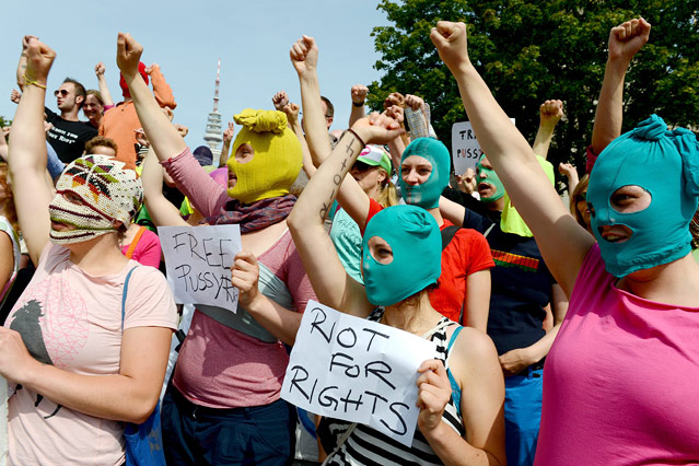 © APA/EPA/Marcus Brandt Maskierte Unterstützer in Hamburg