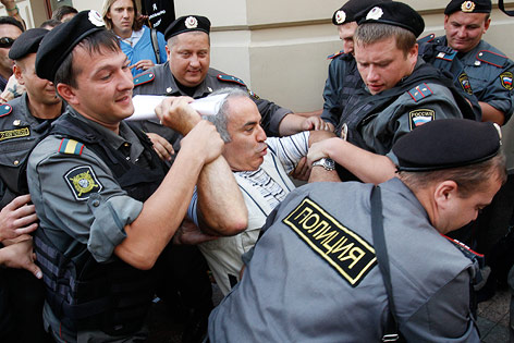 © Reuters/Tatyana Makeyeva Garry Kasparov wird von russischen Polizisten verhaftet