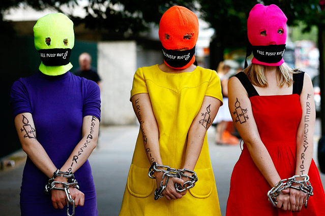 © APA/EPA/Kerim Okten Maskierte Unterstützer der Punkband Pussy Riot in London