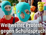Maskierte Unterst&uuml;tzer der Punkband Pussy Riot
