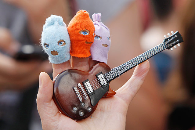 © APA/EPA/Yuri Kochetkov Hand mit Fingerpuppen und Gitarre