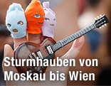 Hand mit Fingerpuppen und Gitarre