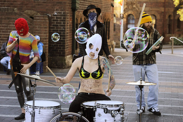 © APA/EPA/Mick Tsikas Eine unterstützende Band in Sydney