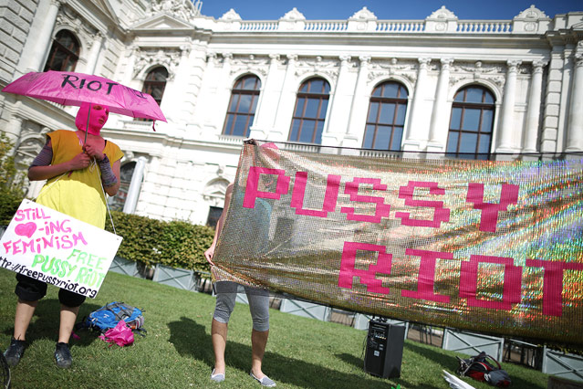 © APA/Georg Hochmuth Sympathisanten der russischen Band "Pussy Riot" demonstrieren vor dem Burgtheater in Wien