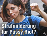 Nadeschda Tolokonnikowa (Pussy Riot) mit geballter Faust