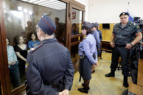 © AP/Sergey Ponomarev Sicherheitskräfte bewachen drei Mitglieder der russischen Punk-Band Pussy Riot