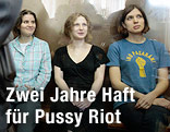 Drei Mitglieder der russischen Punk-Band Pussy Riot bei der Urteilsverk&uuml;ndung