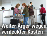 Personen checken an einem Schalter ein