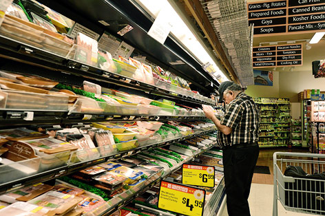 © APA/EPA/Justin Lane Ein Mann steht in einem amerikanischen Supermarkt vor dem Kühlregal mit Fleischwaren