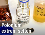 Ein Labormitarbeiter nimmt eine Polonium-Probe